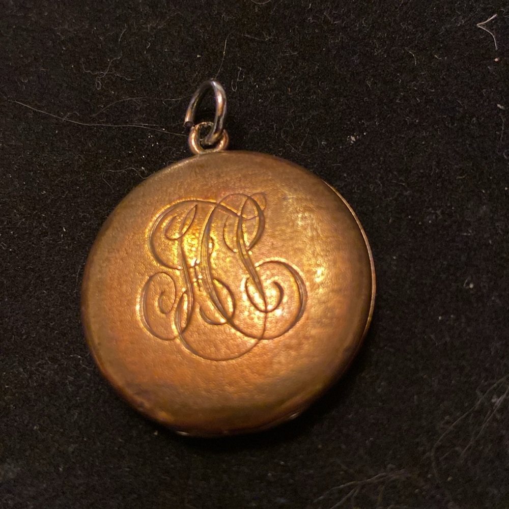 Elegant Gold Filled Art Nouveau Locket - Picture 2 of 5